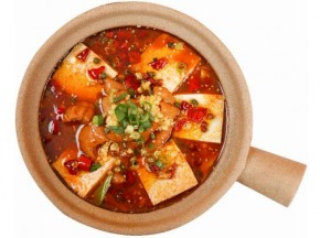 豆小涮藤椒豆花鸡：砂锅中的秘制风味