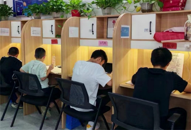 簡(jiǎn)而優(yōu)ai智能自習(xí)室加盟