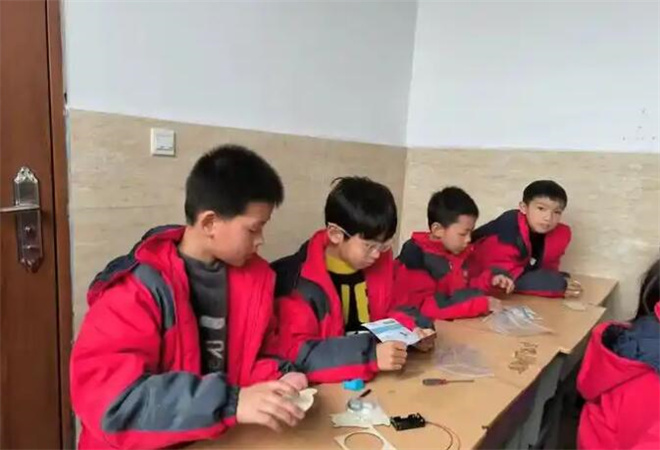 達(dá)文西科學(xué)實(shí)驗(yàn)班 達(dá)文西科學(xué)實(shí)驗(yàn)班