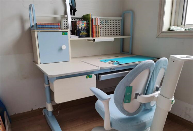 黑白調(diào)兒童學(xué)習(xí)桌椅加盟