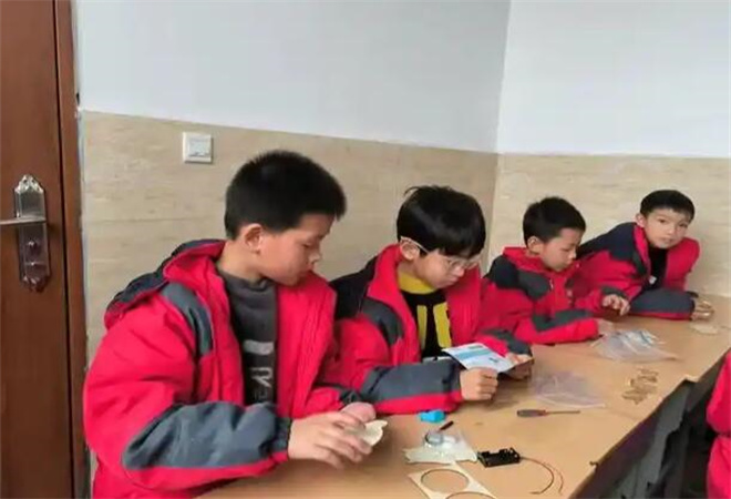 達(dá)文西科學(xué)實(shí)驗(yàn)班