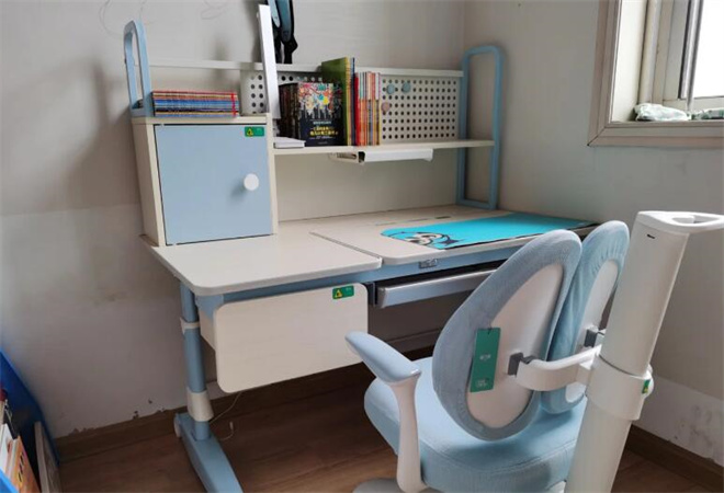 黑白調(diào)兒童學(xué)習(xí)桌椅加盟
