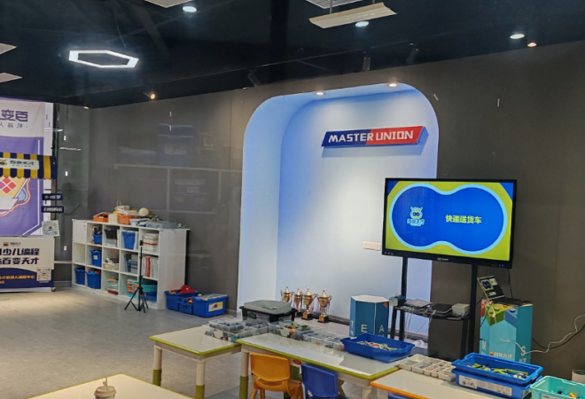 百變天才機(jī)器人教育加盟