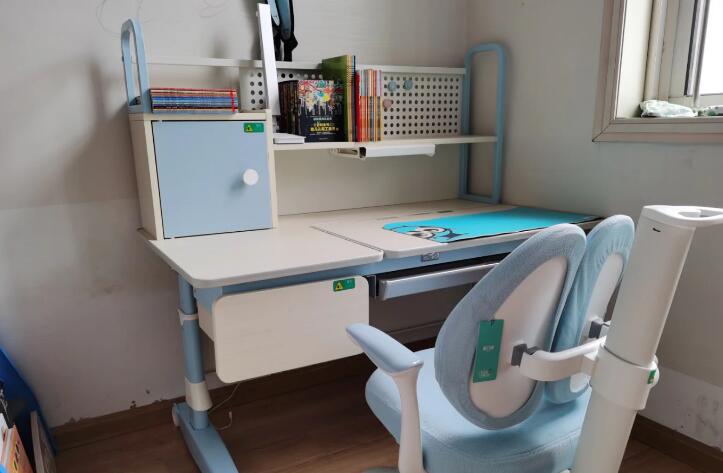 黑白調(diào)兒童學(xué)習(xí)桌椅