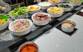 回轉(zhuǎn)火鍋賽道出圈，牛魔王憑何做到高翻臺率？