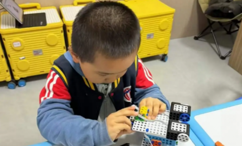 怪星球?qū)W科少兒編程加盟