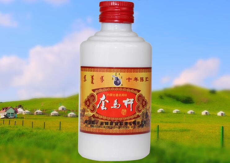 套马杆酒产自赤峰市套马杆酒业,套马杆酒已有50年历史,酒分为清香型