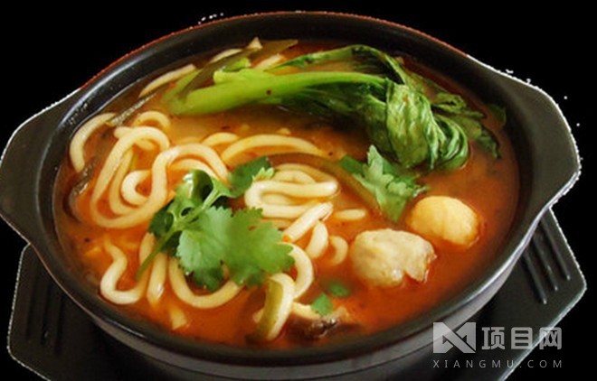 土豆粉刀削面两掺,凉皮,凉面,土豆凉粉,肉夹馍,炸酱面等,其风味独特