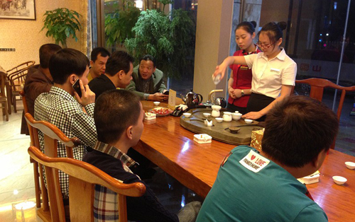 山国饮艺闽侯店举办“一杯好茶·一生幸福”秋茶品鉴会(图)_2