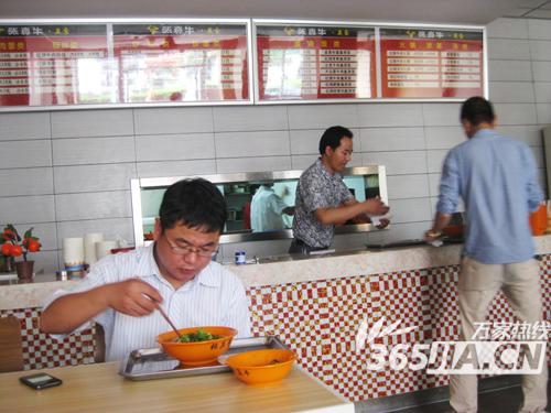 鳳凰城最火辣的“?！泵骛^ 張真牛爆椒牛肉面超惹味！_1