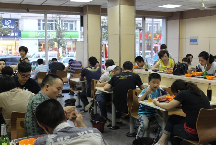 張真牛牛肉面——真牛，天天人氣爆滿、排隊(duì)等餐_2