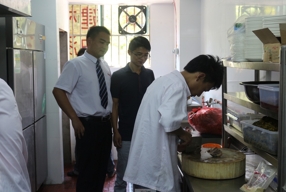 張真牛爆椒牛肉面加盟商參觀學(xué)習(xí)后廚_2