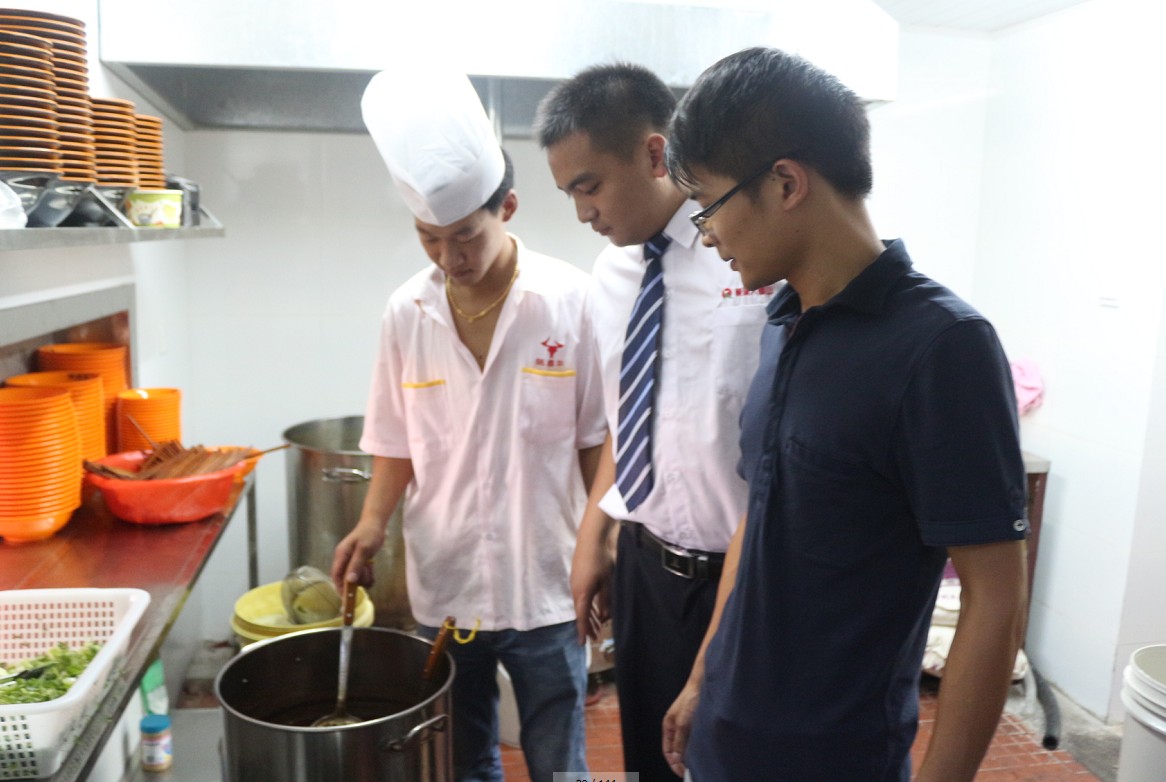 張真牛爆椒牛肉面加盟商參觀學(xué)習(xí)后廚_3