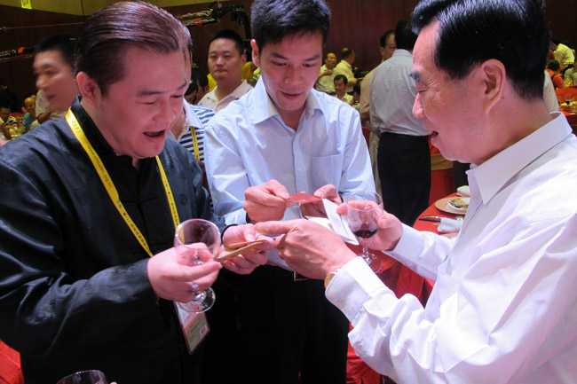 本公司茶圣居受颁第16届中国98投洽会“唯一指定原产地台湾高山茶”和“最具影响力品牌”（图）_3
