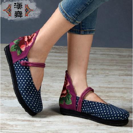 漢舞布鞋巧搭配:改良旗袍呈現(xiàn)東方美_1