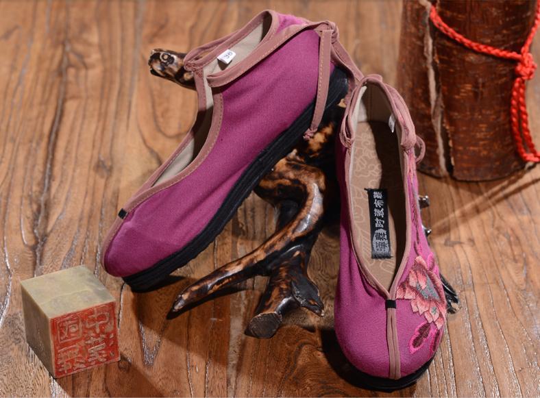 開(kāi)漢舞時(shí)尚布鞋店 小小生意利潤(rùn)高_(dá)1