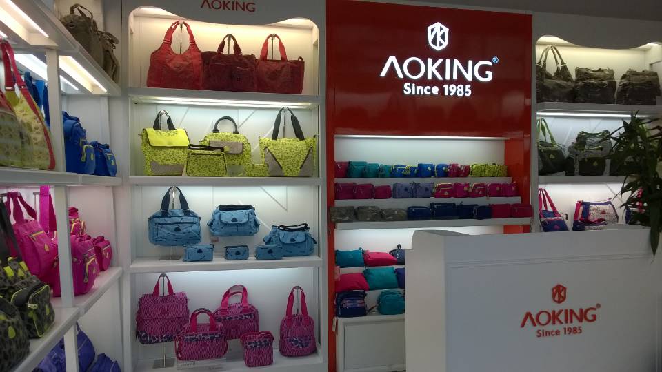 箱包廠 奧王箱包批發(fā)女包加盟 布藝箱包第一品牌_1