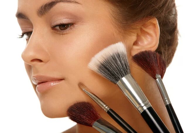 上妝用化妝刷還是手指？佩佩來支招_1