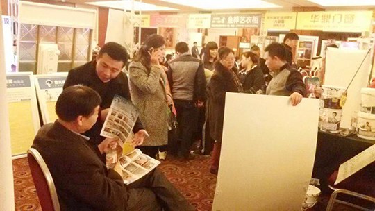 山東濱州知名品牌建材砍價(jià)會(huì)·藍(lán)天豚硅藻泥大獲成功（圖）_3