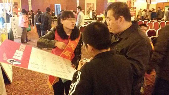 山東濱州知名品牌建材砍價(jià)會(huì)·藍(lán)天豚硅藻泥大獲成功（圖）_6