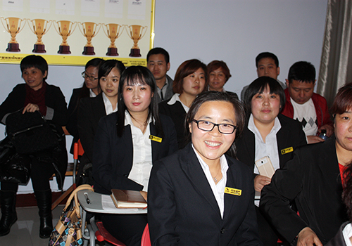 熱烈祝賀風(fēng)光地產(chǎn)萊蕪區(qū)域公司 2015年第一季度總結(jié)表彰大會(huì)勝利召開(kāi)（圖）_2