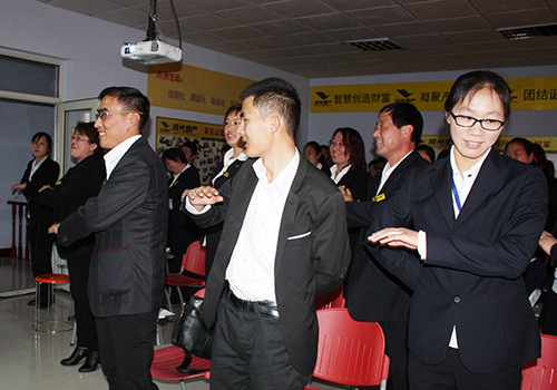 熱烈祝賀風(fēng)光地產(chǎn)萊蕪區(qū)域公司 2015年第一季度總結(jié)表彰大會(huì)勝利召開(kāi)（圖）_3