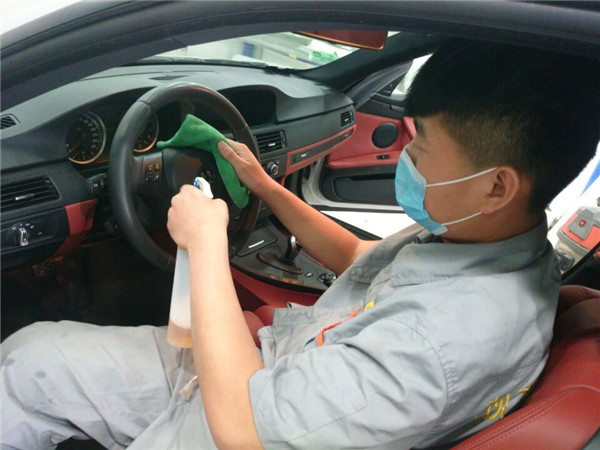 靚車會(huì)介紹汽車內(nèi)飾清潔養(yǎng)護(hù)全攻略（圖）_2