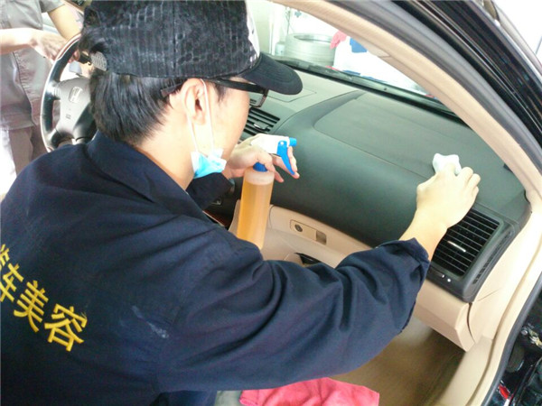 靚車會(huì)介紹汽車內(nèi)飾清潔養(yǎng)護(hù)全攻略（圖）_3