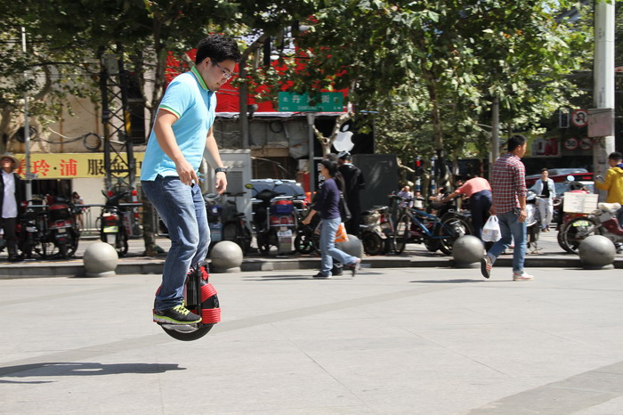 速威爾炫酷獨輪電動車 代步唯一選擇（圖）_4