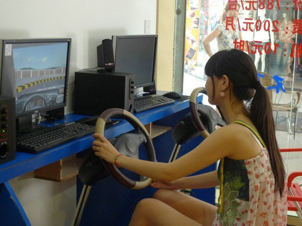 能賽車又能學(xué)駕駛智能學(xué)車模擬駕駛機(jī)_1