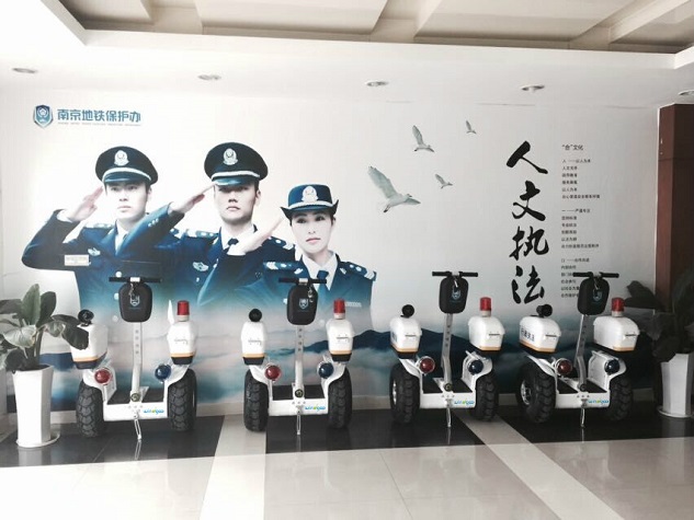 南京地铁站乘警巡逻，风尚行平衡车成亮点（图）_2