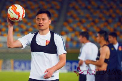 “女士內(nèi)衣”成國足必備神器（圖）_1