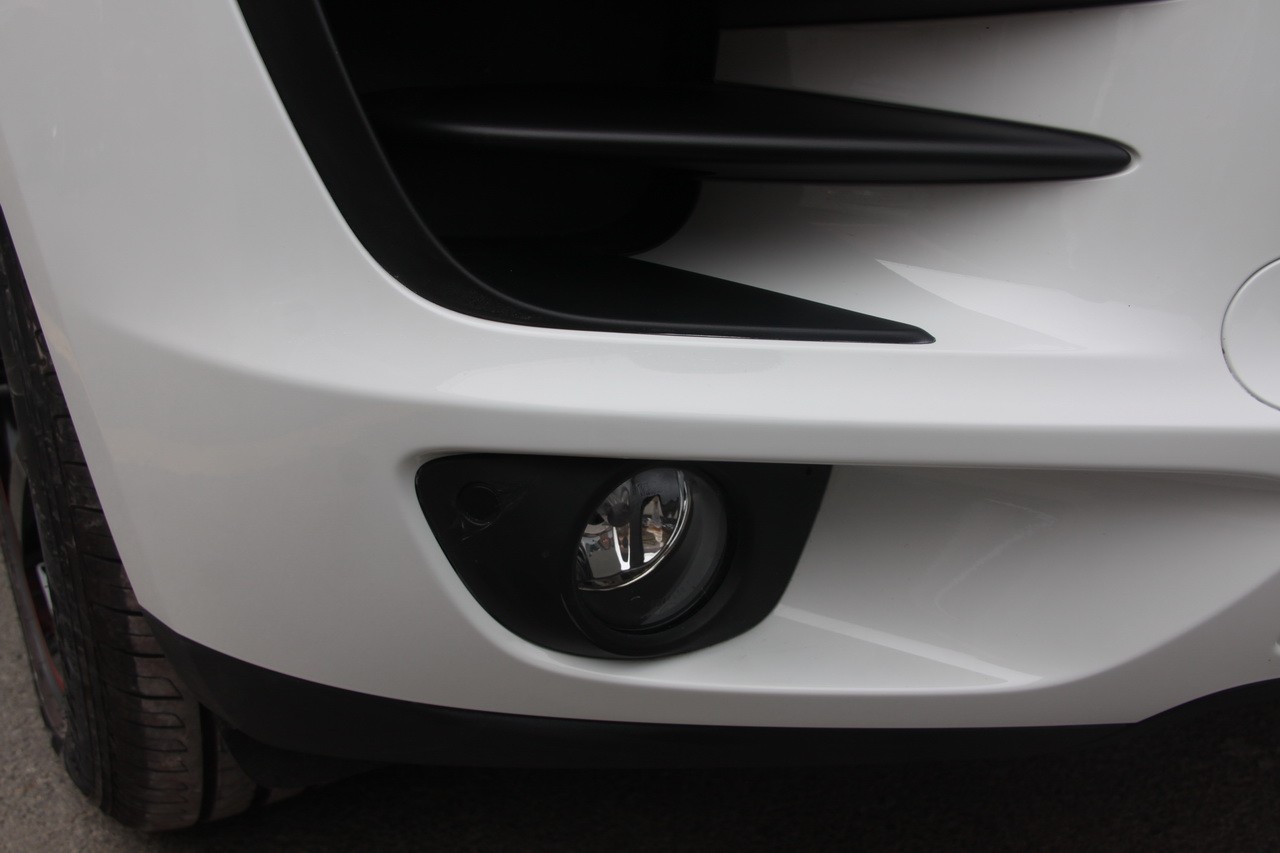 北京車漆快修連鎖店保時捷卡宴前杠漆面快修施工作業(yè)_2