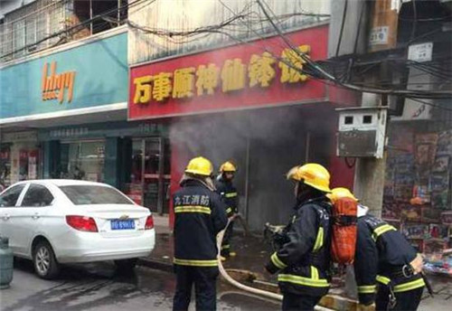 盛耀佳德商學(xué)院訊廚師做菜時(shí)火太大，居然把店給燒了……_1