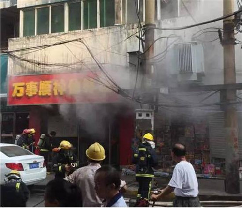 盛耀佳德商學(xué)院訊廚師做菜時(shí)火太大，居然把店給燒了……_2