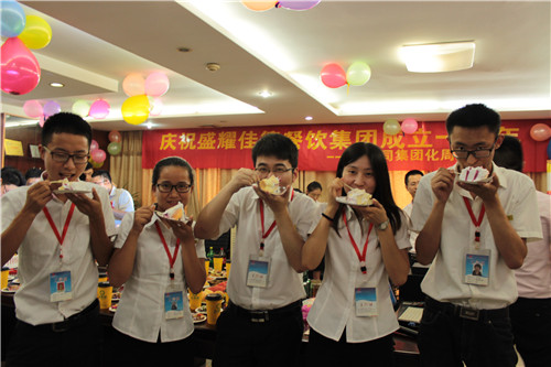 盛耀佳德餐飲集團(tuán)專業(yè)團(tuán)隊(duì)嚴(yán)于律己、突破創(chuàng)新_2