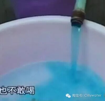 水是无色无味的吗？不，它是五颜六色的！（图）_2