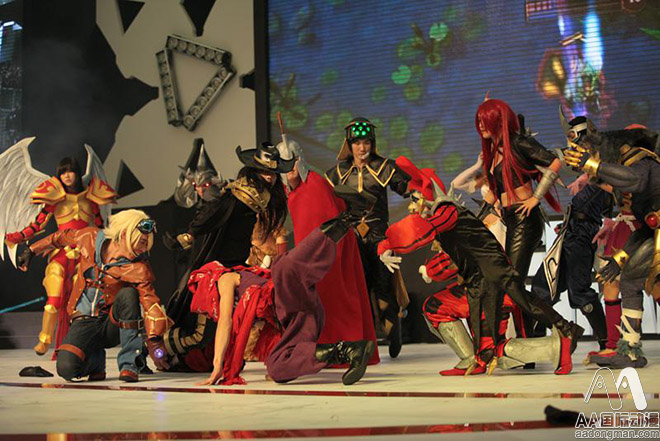 《笑傲江湖》首現(xiàn)Cosplay喜劇，動(dòng)漫周邊市場(chǎng)錢(qián)程似錦！_3