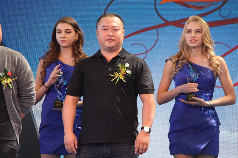 車衣裳董事長獲“2015酷車先鋒人物”榮譽稱號_3