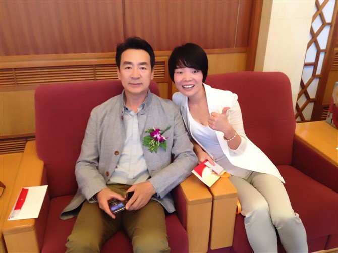 集團公司鄭芹與寇振海先生在人民大會堂合影_1