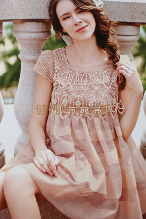 品牌折扣女裝低價(jià)拿貨,庫(kù)存尾單服裝店哪里進(jìn)貨四季品牌庫(kù)存時(shí)裝（圖）_2