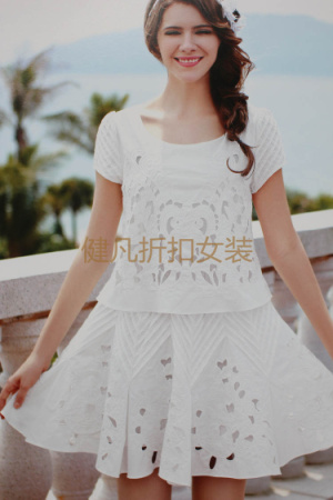 品牌折扣女裝低價(jià)拿貨,庫(kù)存尾單服裝店哪里進(jìn)貨四季品牌庫(kù)存時(shí)裝（圖）_4