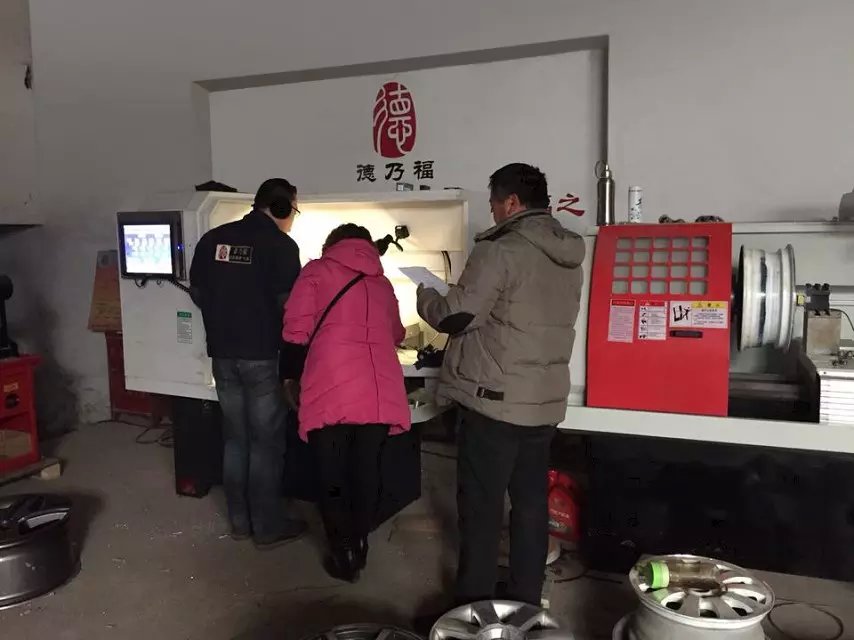 河南女老板親自上陣，考察訂購德乃福全自動輪轂拉絲機_1