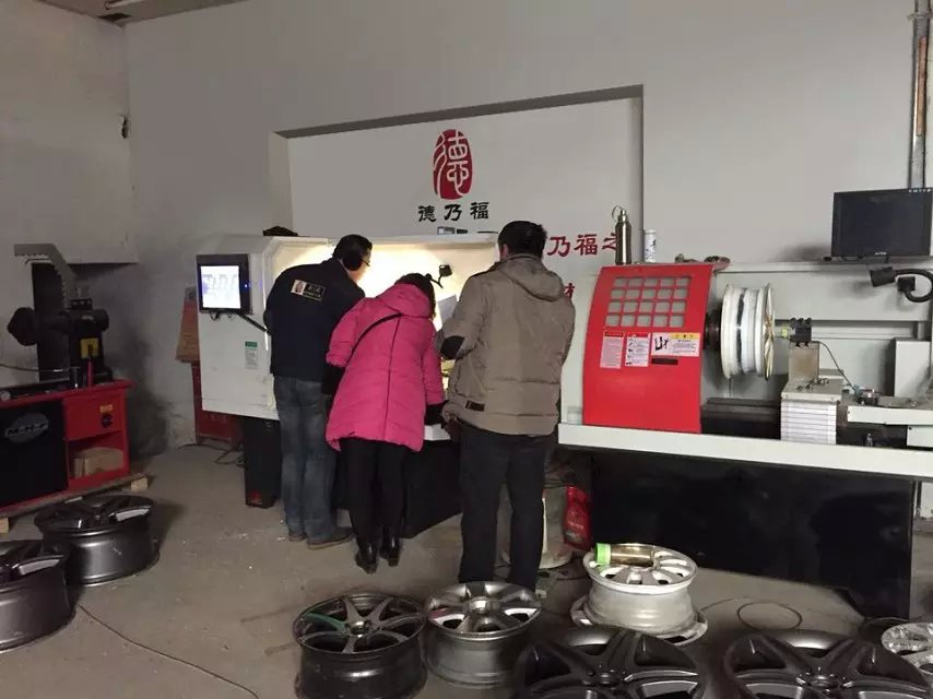 河南女老板親自上陣，考察訂購德乃福全自動輪轂拉絲機_2