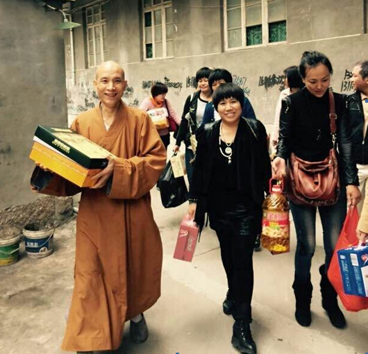 戶外運(yùn)動(dòng)公司員工的公益行_16