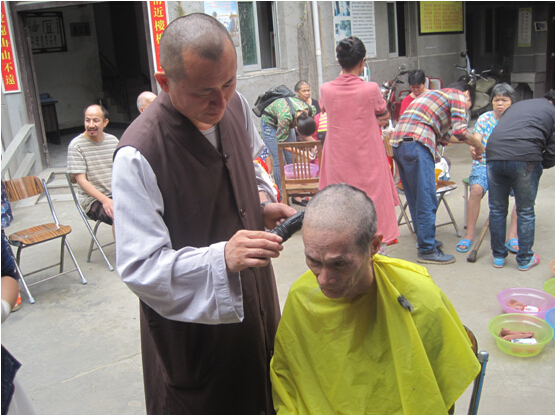 戶外運(yùn)動(dòng)公司員工的公益行_17