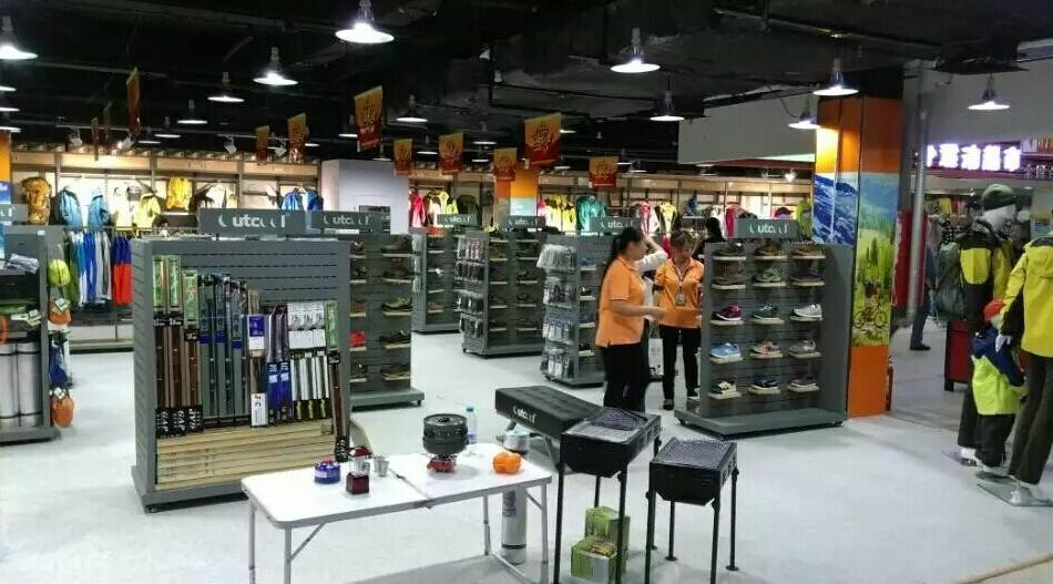 戶外運(yùn)動(dòng)公司員工的公益行_27