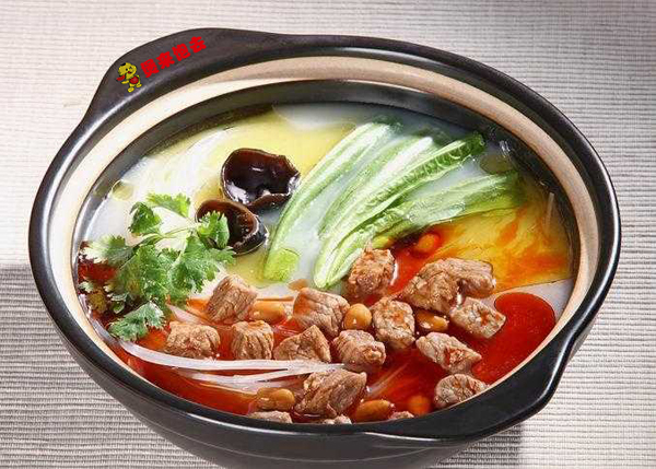 湯鮮味美 營(yíng)養(yǎng)豐富 美食加盟就選煲來(lái)飽去砂鍋面(圖)_1