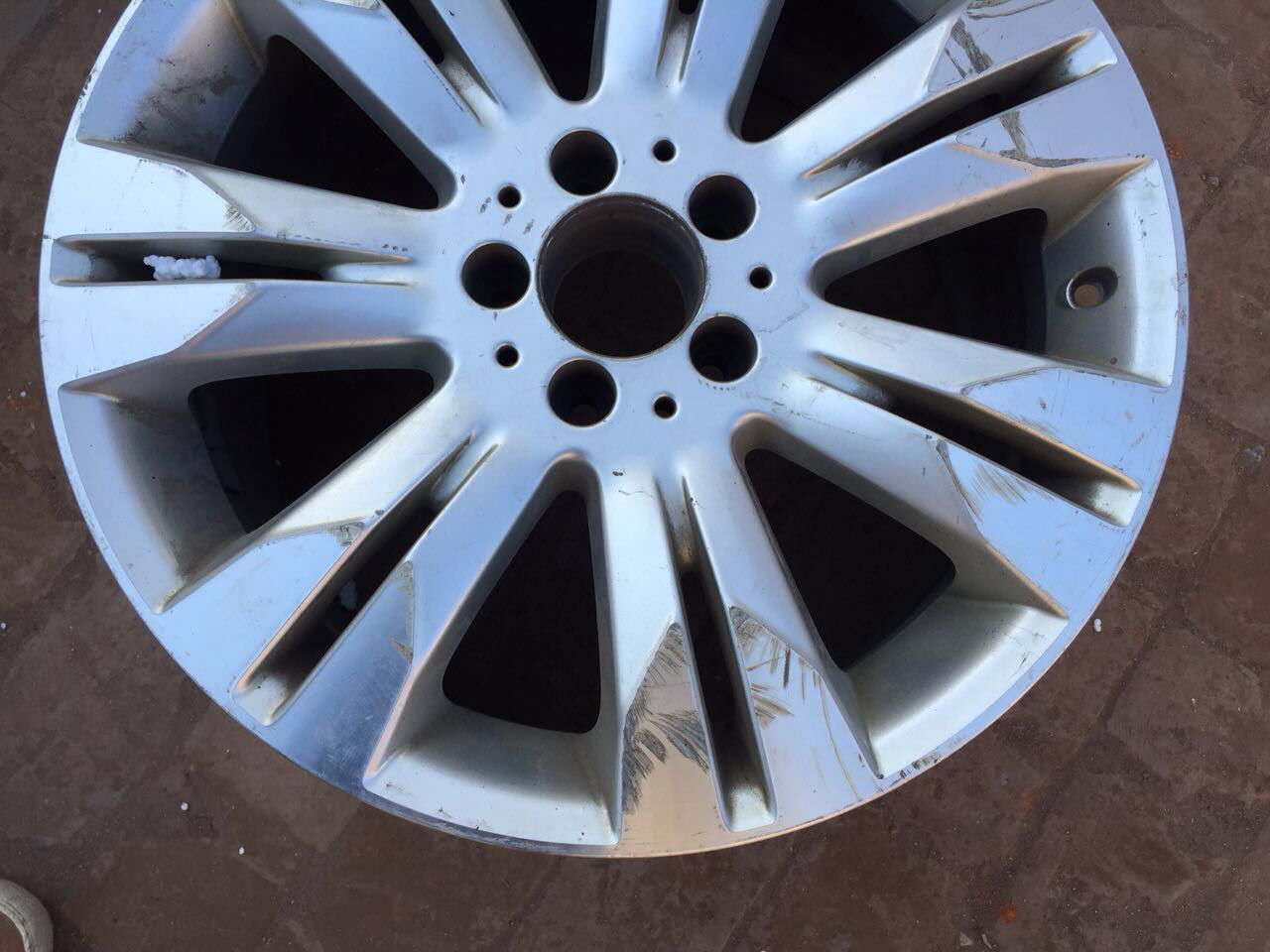 德乃福公司為黑龍江雞西車主修復(fù)拉絲輪轂_3