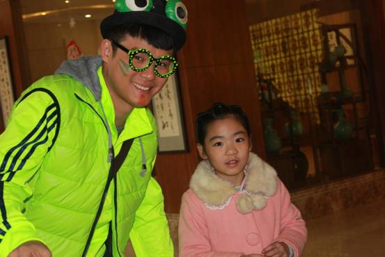 《大风车》剧组青蛙王子在喜元国际大酒店与小粉丝合影（图）_1